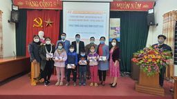 Trao tặng thiết bị học tập ủng hộ Chương trình “Sóng và máy tính cho em" năm 2021